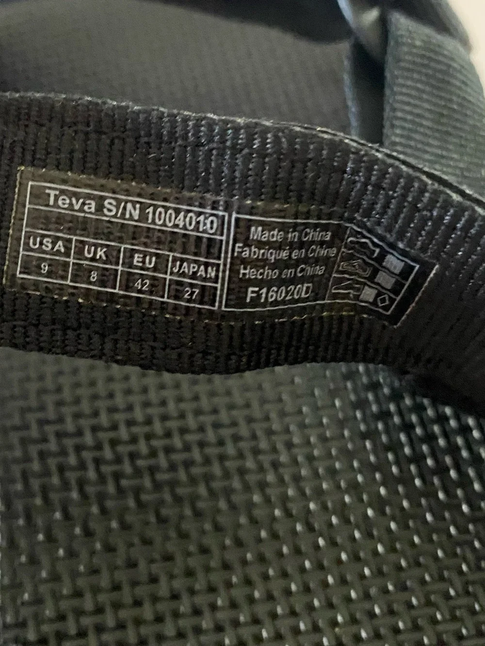 Teva Men’s Universal Sandals Size 9 Solid Black Outdoor Water Utilitarian